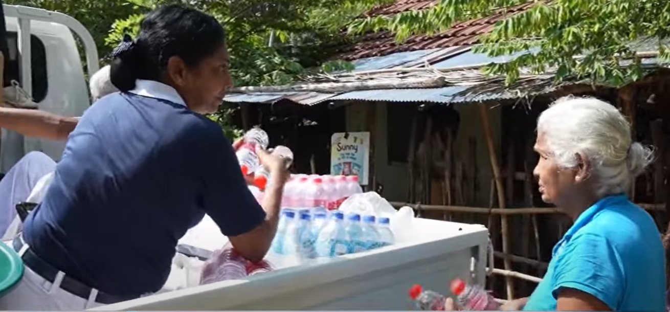 斯里蘭卡洪災告急,慈濟志工緊急送暖。發放1,500份餐點飲水,徒步4公里深入災區,並成功募集112袋血液,展現高效援助能量。