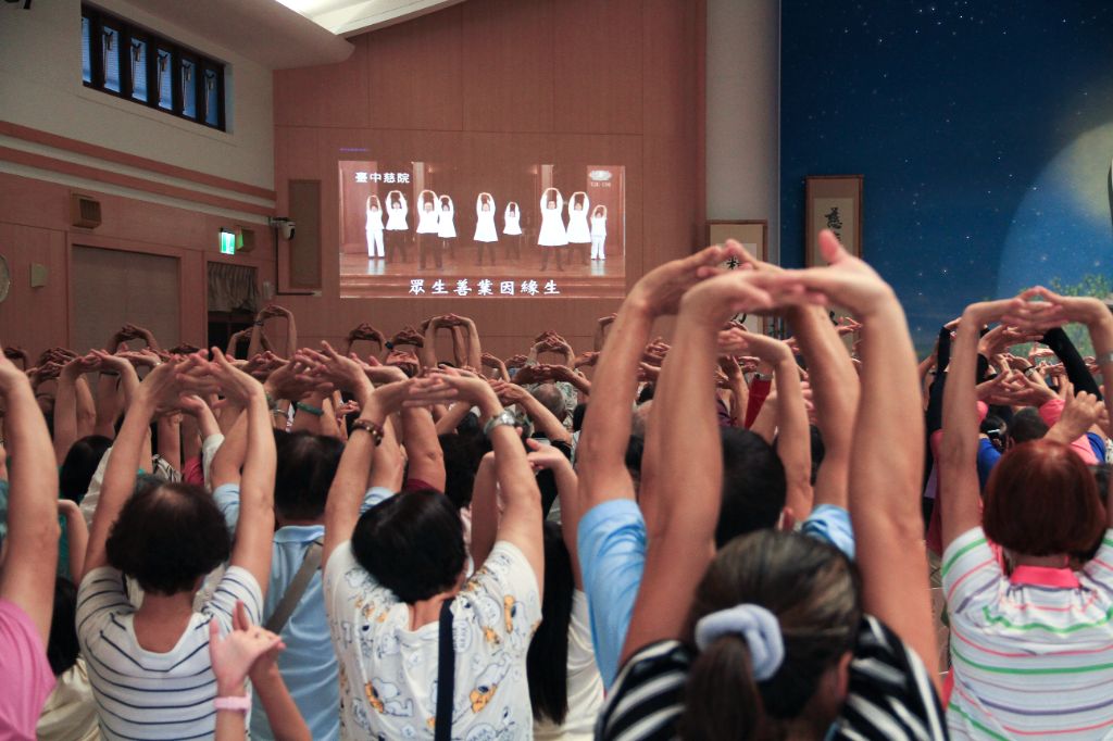 近千人齊聚善化祈福 中醫保健與素食圍爐添溫馨